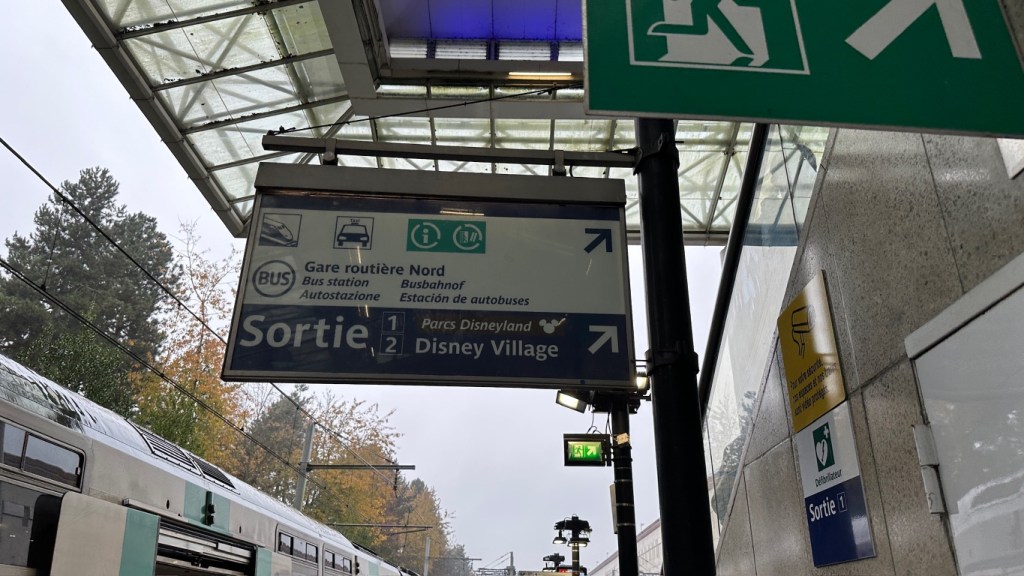 Sign from the RER Platform to the main concourse at Disneyland Paris