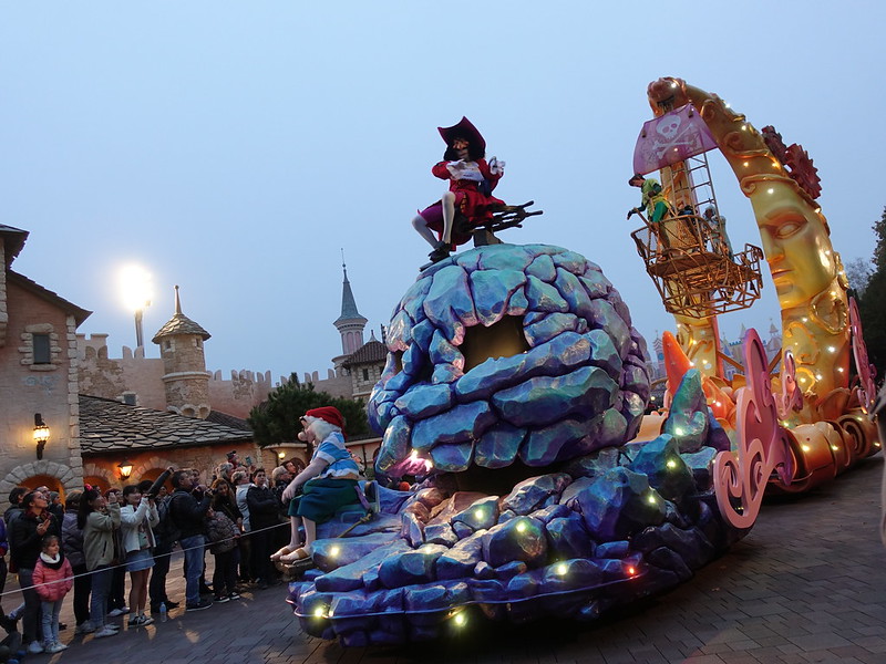 Captian Hook on skull shaped parade float at Disneyland Paris