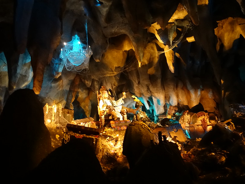 Captain Jack animatronic sitting on treasure in Pirates of the Caribbean in Disneyland Paris