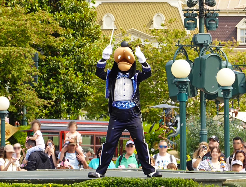 Goofy on stage at Disneyland Paris