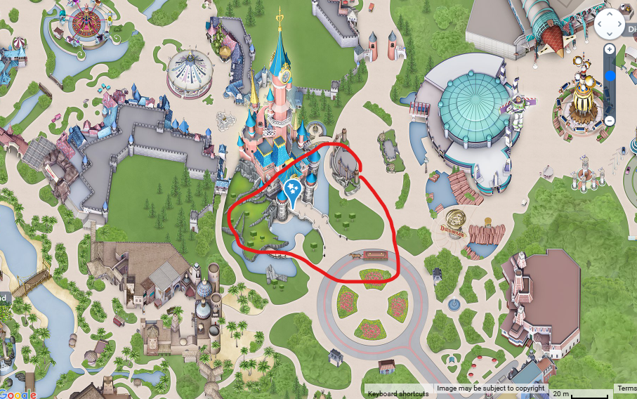 Map of Hub and castle in Disneyland Park with area circled showing Goofy show location