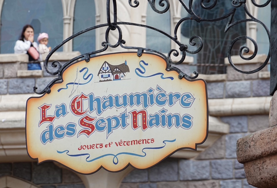 Sign for La Chaumiere des Sept Nains in Disneyland Paris