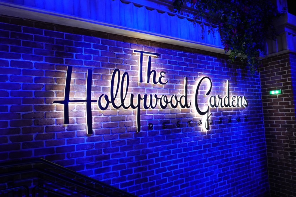 Sign for the Hollywood Gardens restaurant in Disneyland Paris