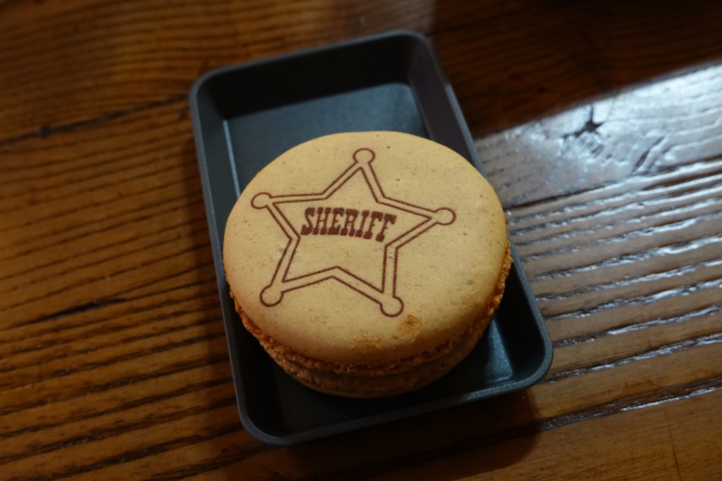 Pecan macaron with Sheriff badge on it at Disneyland Paris