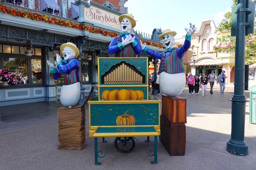 Modles of ghosts singing around an organ in Disneyland Paris