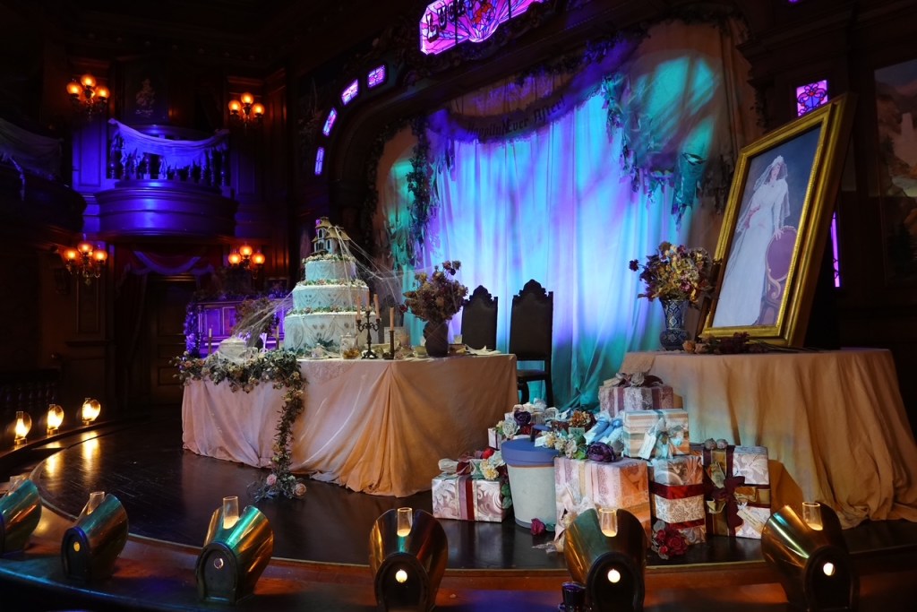 Wedding cake, present and painting theming in the Unlucky Nugget at Disneyland Paris