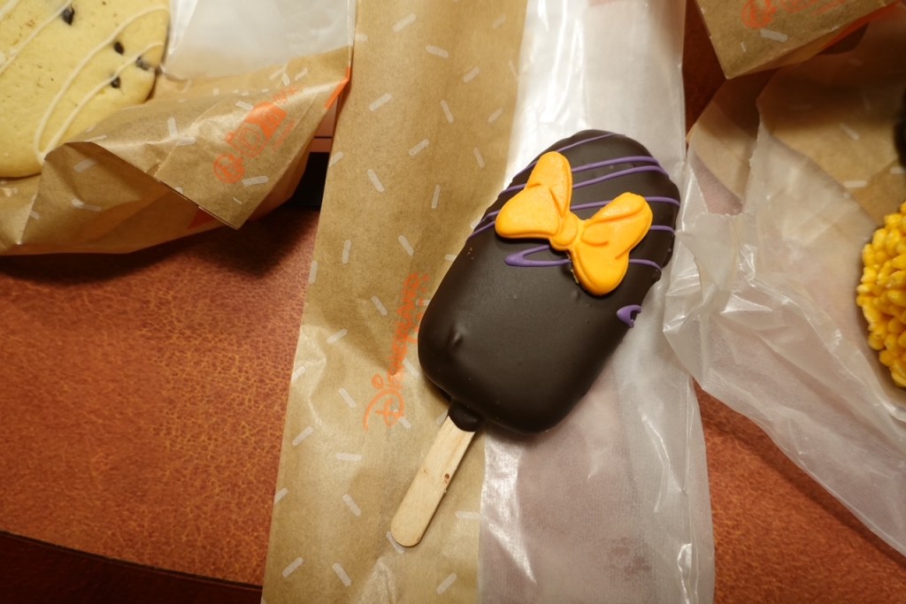 Minnie Mouse themed cake pop