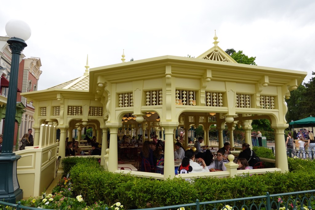 Covered outdoor terrace at Casey's Corner in Disneyland Paris