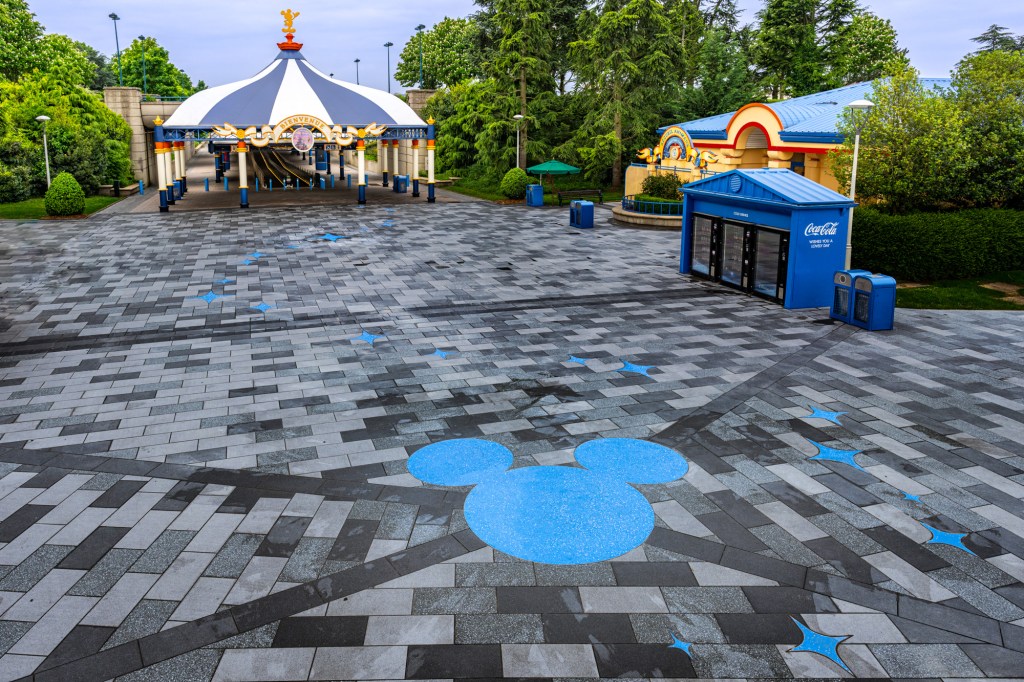 Pavement from the Disneyland Paris pavement to the parks