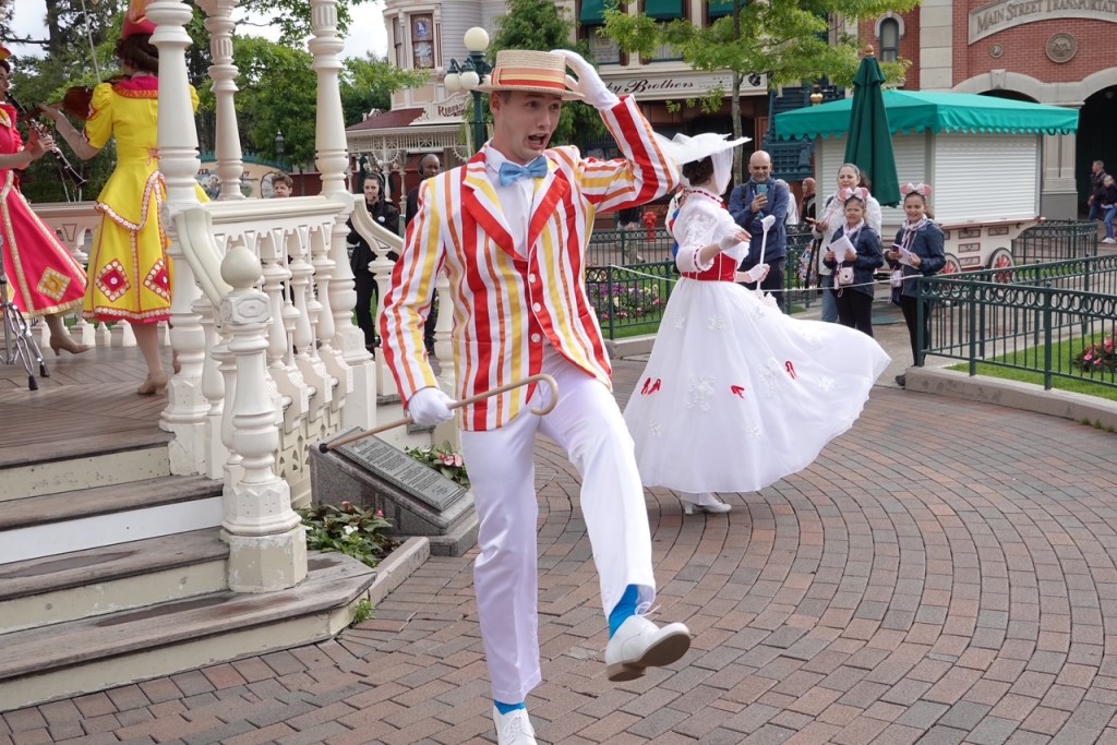 Bert and Mary Poppins dancing in Disneyland Paris