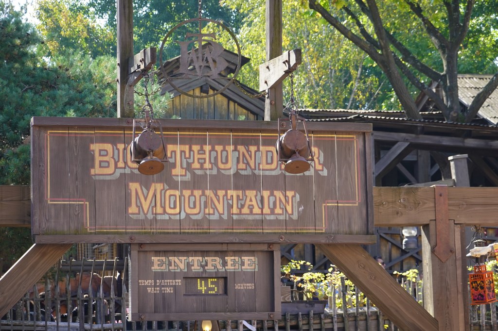 Wait time sign for Big Thunder Mountain in Disneyland Paris, displaying 45 minutes