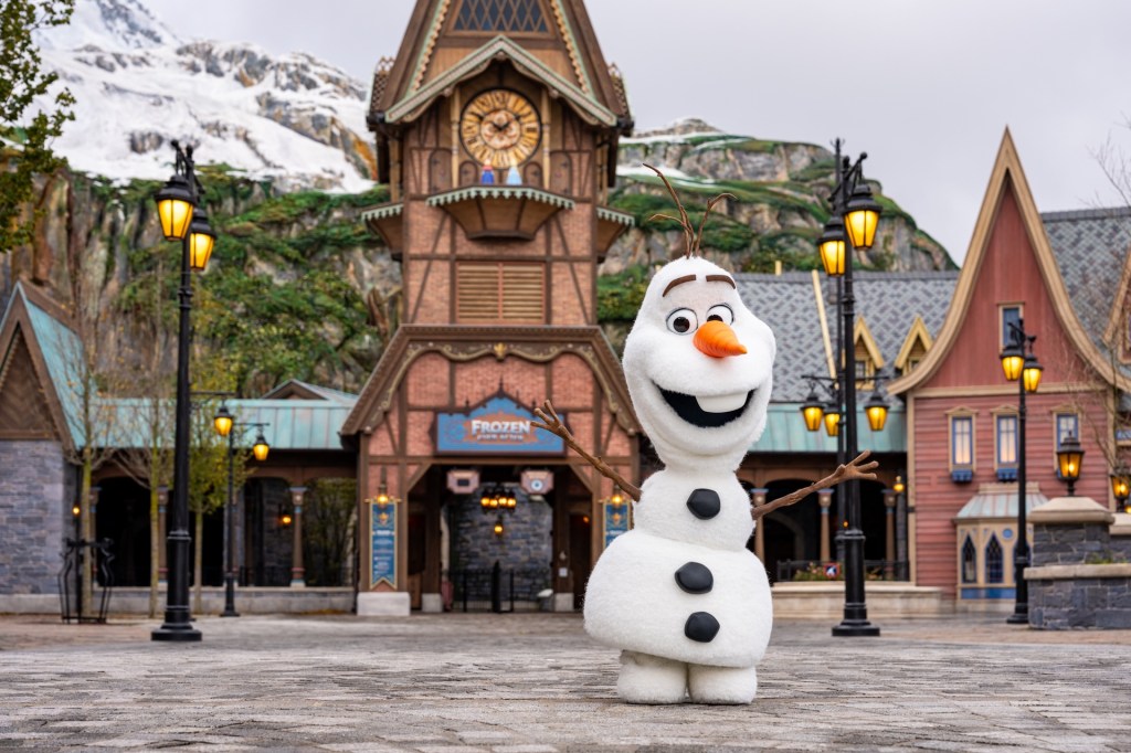 Animatronic Olaf figure outside Frozen Ever After ride in Disneyland Paris