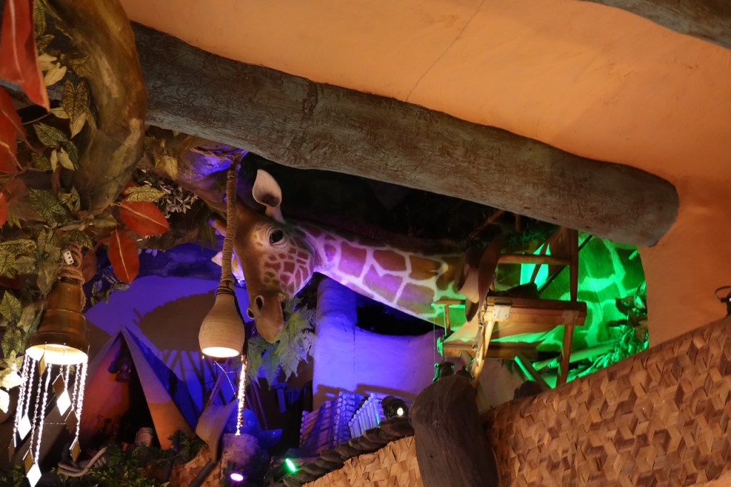Giraffe animatronic in the Curious Giraffe in Disneyland Paris